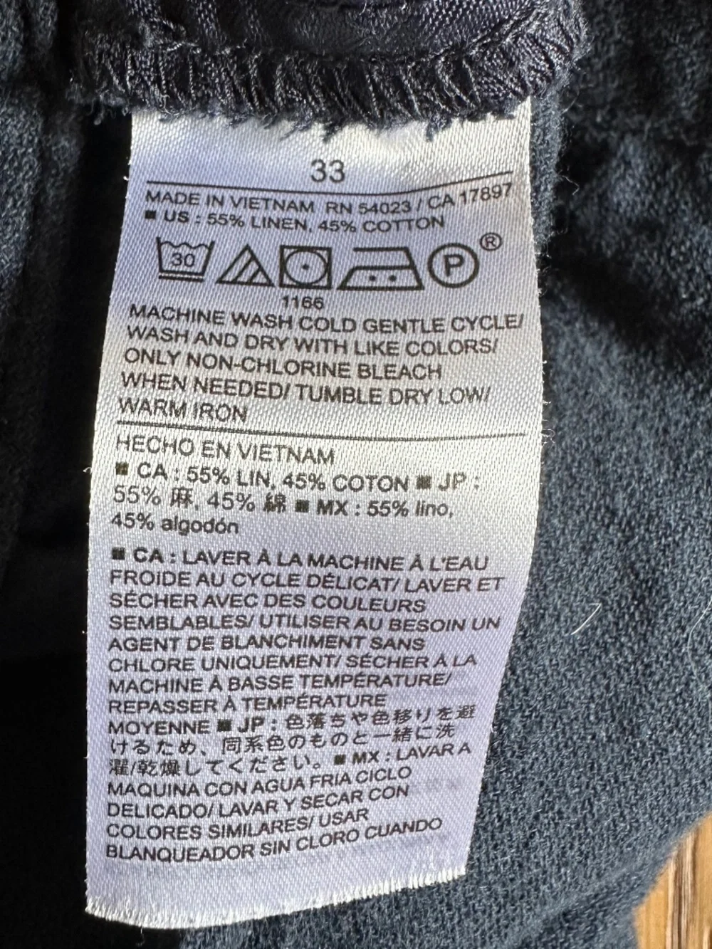 Banana Republic details features